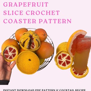 Può includere: Sottobicchieri all'uncinetto gialli e rossi a forma di fette di pompelmo. L'immagine include un cestino di arance e un bicchiere di succo con una fetta di pompelmo. Il testo recita "GRAPEFRUIT SLICE CROCHET COASTER PATTERN".