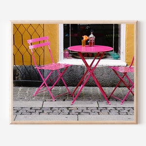 Impresión de café rosa, fotografía de mesa de bistró, fotografía de Copenhague Dinamarca, arte naranja y rosa, decoración danesa, arte de pared de cocina escandinava imagen 1