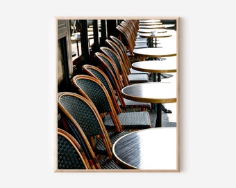 Impression de café de Paris, photographie de bistrot français, image de tables et de chaises de bistrot, art parisien, photo de café-terrasse, déco cuisine Français