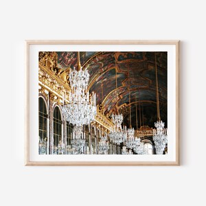 Puede incluir: Una gran sala con un alto techo abovedado adornado con intrincados detalles dorados y un fresco pintado. La sala est&aacute; iluminada por una serie de l&aacute;mparas de ara&ntilde;a de cristal que cuelgan del techo.