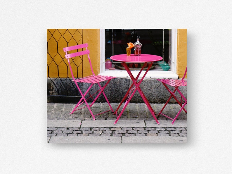 Impresión de café rosa, fotografía de mesa de bistró, fotografía de Copenhague Dinamarca, arte naranja y rosa, decoración danesa, arte de pared de cocina escandinava imagen 3