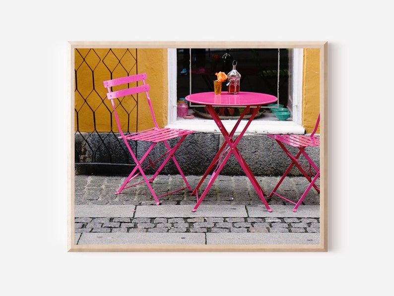 Impresión de café rosa, fotografía de mesa de bistró, fotografía de Copenhague Dinamarca, arte naranja y rosa, decoración danesa, arte de pared de cocina escandinava imagen 1