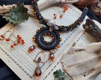 Collar de hadas otoñales con cuentas: una joya de fantasía que marca la diferencia.