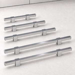 Op de afbeelding: Vijf zilverkleurige metalen kastgrepen gerangschikt in een diagonale rij. Elke greep heeft een lang, rechthoekig ontwerp met twee vierkante montagepunten en platte eindkappen, met een strakke, uniforme metalen afwerking op alle onderdelen.