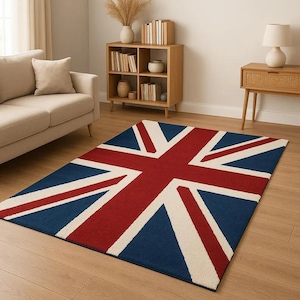 Puede incluir: Una alfombra rectangular con el diseño de la bandera de la Union Jack. La alfombra tiene un fondo azul marino con un patrón de cruz roja y blanca. Está colocada sobre un suelo de madera, añadiendo un toque patriótico a una sala de estar.