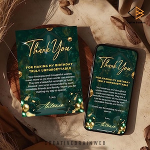 Puede incluir: Una tarjeta de agradecimiento de cumpleaños verde oscuro y un teléfono inteligente que muestra el mismo diseño. La tarjeta y la pantalla del teléfono presentan una escritura dorada que dice "Gracias" y un mensaje. Globos dorados y verdes decoran el diseño.