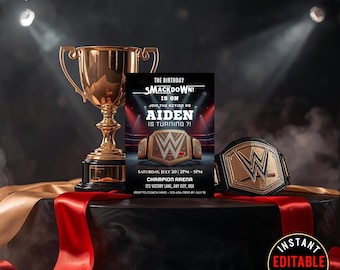 Puede incluir: Una invitación de cumpleaños con un trofeo dorado y un cinturón de campeonato de lucha libre. La invitación dice "SmackDown!" y "¡Aiden cumple 7!" con detalles del evento. Fondo oscuro con focos.