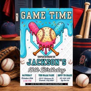 Puede incluir: Una tarjeta de invitación de cumpleaños con el texto GAME TIME, JACKSON'S 10th Birthday y detalles del evento. El diseño muestra una pelota de béisbol y dos bates cruzados cubiertos de glaseado rosa y azul con chispas de colores sobre un fondo azul.