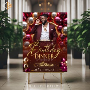 Può includere: Un cartello rettangolare per una cena di compleanno con una persona in abito bordeaux, circondata da palloncini dorati e bordeaux. Il testo recita: Welcome to the Birthday Dinner in the honour of Antonio 25th Birthday, in caratteri dorati e bianchi.