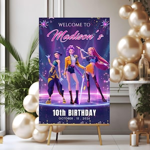 Pode incluir: Uma placa de boas-vindas para uma festa em um cavalete dourado. A placa apresenta três figuras animadas e o texto "WELCOME TO Madison's" em script rosa. Abaixo, lê-se "10th BIRTHDAY OCTOBER . 15 . 2026". Balões dourados no fundo.
