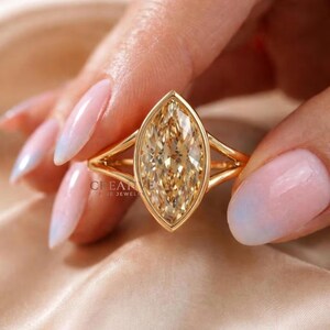 Anel de Noivado Solitário com Moissanita Champagne de 3 Quilates em Corte Marquise, Ouro Amarelo Maciço 14k, Cravação em Bisel e Aro Duplo - Presente Ideal para Pedido de Casamento.