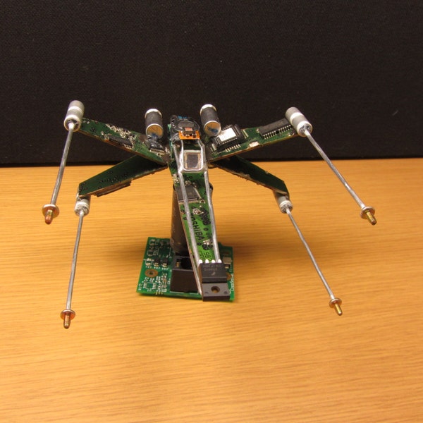 Große X-Wing Fighter aus recycelten Computerteile vs. 1,3 Preorder