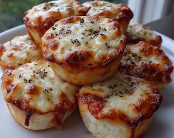 Receta de mini muffins de pizza fáciles y con queso, aperitivo rápido para fiestas, bocaditos de pizza caseros. Descargar.