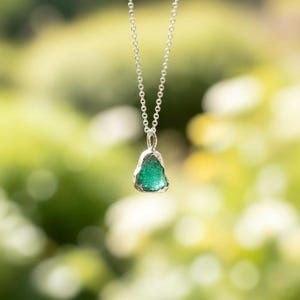 Ruwe smaragd ketting, natuurlijke ongesneden smaragd hanger in sterlingzilver