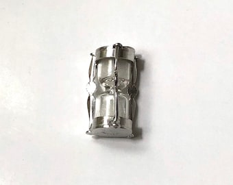 Charm de reloj de arena de plata de ley con arena auténtica en su interior. Charm de plata especial, único y raro. Charm vintage sin usar.