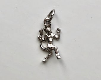 Dije de diablo de plata esterlina, sosteniendo su cola, único, plata, joyería vintage NOS, joyería de Halloween