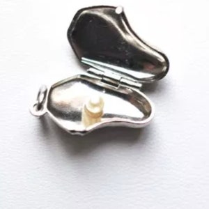 Sterling Silver Oyster and pearl Charm w/ Movable Shell, Vintage, unique, nautical charm, sterling silver vintage charms