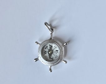 Dije de brújula móvil de plata de ley. ¡Funciona como una brújula de verdad! Dije vintage único, joyería NOS.