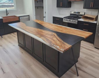 Piano di lavoro in legno di acacia fatto a mano con resina epossidica River / Piano di lavoro in resina con bordo vivo / (personalizzabile)