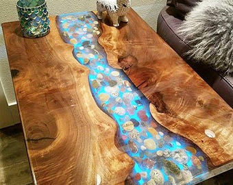 Piano del tavolo rettangolare in legno di acacia con ciottoli di fiume epossidici / con pietre incastonate / (personalizzabile)
