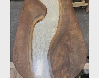 Piano del tavolo ovale in legno di acacia epossidico bianco / Tavolo da pranzo e da caffè moderno River / (personalizzabile)