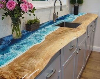 Piano di lavoro rettangolare in legno di acacia epossidico effetto onda oceanica / Lastra in resina blu con bordo vivo / (personalizzabile)