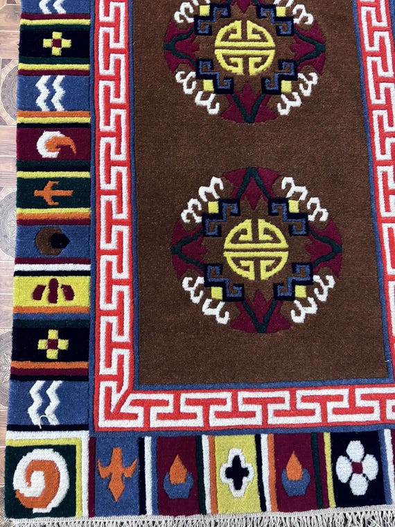 手作りチベットウールラグ：厚手のオリエンタルカーペット、ユニークな