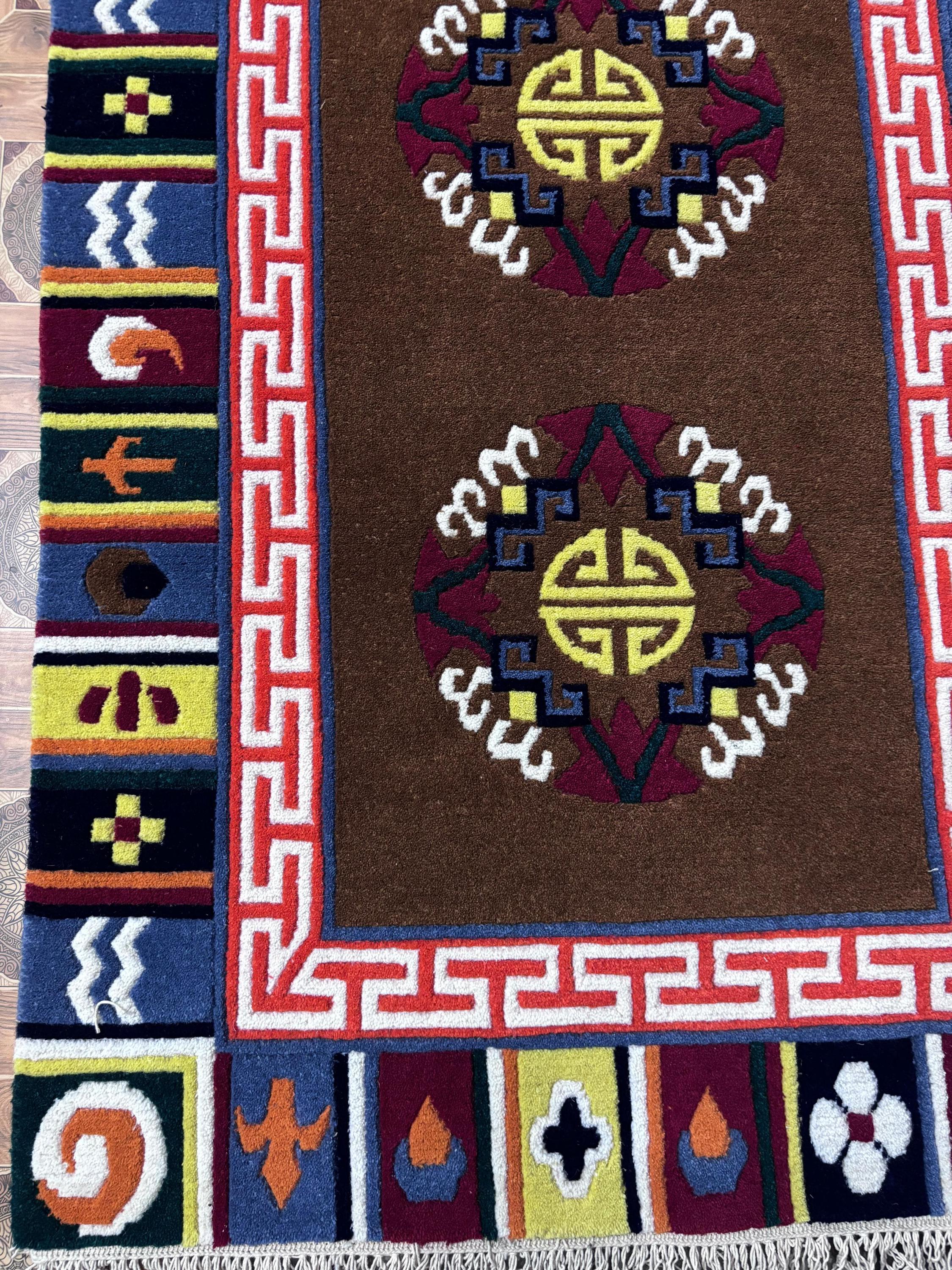 手作りチベットウールラグ：厚手のオリエンタルカーペット、ユニークな