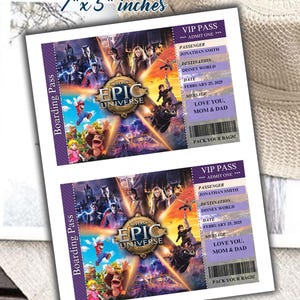 Może przedstawiać: Dwa wydrukowane bilety VIP z tekstem "Universal Epic Universe" i "Boarding Pass". Każdy bilet ma wymiary 17,78 cm x 12,7 cm i zawiera imię pasażera, miejsce docelowe, datę i wiadomość. Bilety są przeznaczone do drukowania dw&oacute;ch na stronę.