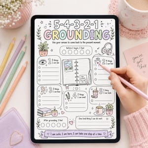 Puede incluir: Una tableta digital que muestra una hoja de ejercicios de conexión a tierra 5-4-3-2-1 con encabezados de colores pastel e ilustraciones de líneas. La hoja incluye secciones para observaciones sensoriales y afirmaciones positivas.