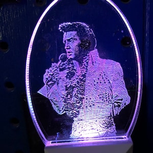 Elvis Night wytrawiony w 3 kolorach światła do wyboru biały, niebieski lub zmieniający kolor prezent dla mamy i babci grawerowany za darmo
