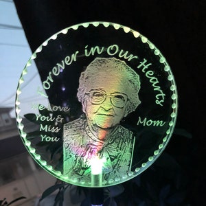 Foto beleuchtete Solarpfahl geätzt Friedhof Garten Marker Porträt Familie Gedenkstätte individuell gravierte personalisierte Erinnerung kostenloser Versand