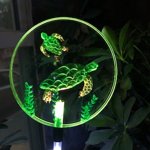 Solar Gartenstecker beleuchtet, handgeschnitzt für 3D-Detail, graviertes Geschenk, personalisiert frei, Schildkrötenliebhabergeschenk, Schildkrötenlicht