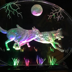 Wolf etsen hand gegraveerd in 3D wolven lopen in maanlicht wolf minnaar cadeau verlichte wolf plaque gepersonaliseerd