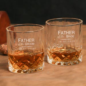 Graverat personligt whiskyglas med motivet brudens far eller brudgummens far: Bröllopspresent, presenter till pappa, present till brudens far, present till honom