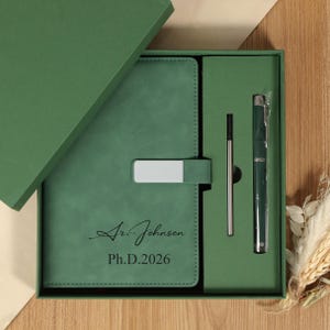 Regalo personalizzato per la laurea di dottorato, taccuino in pelle personalizzato con penna, diario di laurea di dottorato inciso, regalo per neo-dottore per lei e per lui