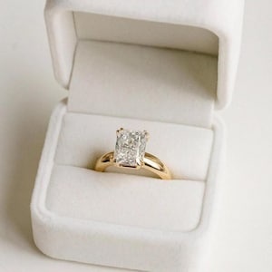 18Kソリッドゴールドソリティアエメラルドカットモアッサナイトエンゲージリング、結婚指輪ブライダルリング、奥様への記念日ギフト、ワイドバンドプロミスリング