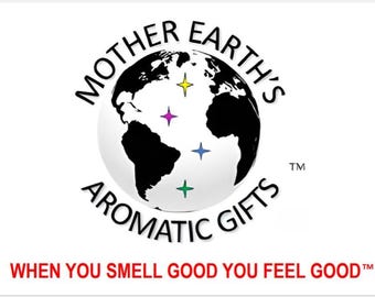 Puede incluir: Logotipo de Mother Earth's Aromatic Gifts, con un globo terráqueo con continentes negros y estrellas de colores. El texto dice "Mother Earth's Aromatic Gifts" y "When you smell good you feel good."