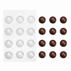 Puede incluir: Un molde de plástico transparente con 12 cavidades circulares, junto a 12 esferas de chocolate marrón oscuro. El molde está diseñado para crear dulces redondos. Las esferas de chocolate son lisas y brillantes.