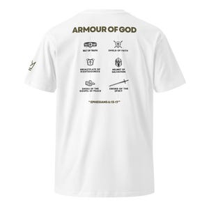 Könnte beinhalten: Weißes T-Shirt mit dem Text "ARMOUR OF GOD" in Olivgrün. Darunter befinden sich Illustrationen eines Gürtels, Schildes, Brustpanzers, Helms, Schuhe und Schwerts. Der Text "EPHESIANS 6:13-17" ist darunter gedruckt.