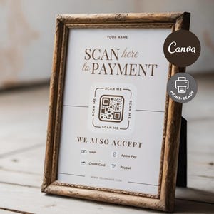 Könnte beinhalten: Ein gerahmtes Schild mit dem Text "SCAN here to PAYMENT" und einem QR-Code zum Scannen. Das Schild listet auch akzeptierte Zahlungsmethoden auf: Bargeld, Apple Pay, Kreditkarte und PayPal. Der Rahmen ist warmbraun.