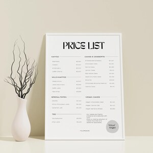 Könnte beinhalten: Eine gerahmte Preisliste mit dem Text „PRICE LIST“ oben. Die Liste enthält Kategorien für Kaffee, Kuchen & Desserts und vegane Kuchen. Links befindet sich eine weiße Vase mit dunklen Zweigen.