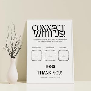 Könnte beinhalten: Ein weiß gerahmtes Poster mit dem Text "CONNECT WITH US!" in einer fetten, stilisierten Schriftart. Darunter werden die Betrachter aufgefordert, online zu folgen, um auf dem Laufenden zu bleiben. Es enthält Instagram-, Facebook- und LinkedIn-Symbole mit QR-Codes.