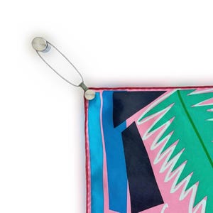 Sistema de exhibición de pañuelos colgantes: Soporte de pared para pañuelos de seda Carré 90