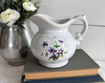 Jarrón de cerámica vintage McCoy con violetas moradas pintadas a mano / Detalle decorativo estilo cottagecore