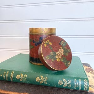 Antike Chinesische Cloisonné Tabak Box mit Blumen Motiv und Emaille Interior c Ende 1800er - Anfang 1900er Jahre