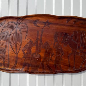 Bandeja de madera vintage tallada a mano, estilo arte popular – Escena figurativa con burro y palmera