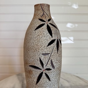 Jarrón japonés de cerámica calada con motivos florales calados, cerámica artística de mediados de siglo.