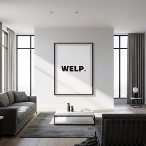 Puede incluir: Un salón moderno con un sofá gris, una mesa de centro blanca y un gran cuadro enmarcado en la pared. El cuadro presenta la palabra "WELP" en negro con un punto rojo. La habitación tiene grandes ventanas y cortinas grises.