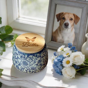 Peut inclure: Ensemble de trois mugs en céramique crème, avec un glaçage tacheté. Chaque mug présente un motif floral peint à la main en bleu, vert et jaune. Les tasses ont une forme arrondie et une anse.